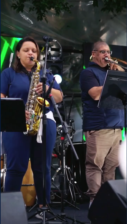 Músicos da Orquestra Som Brasil em apresentação ao vivo