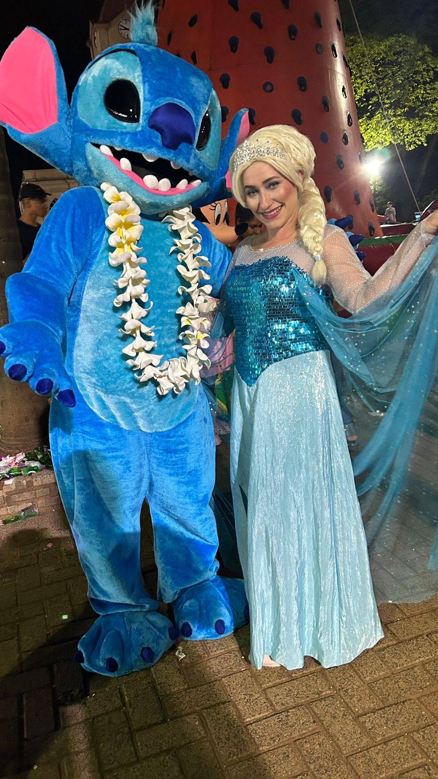 Stitch com Elsa em evento da Realize