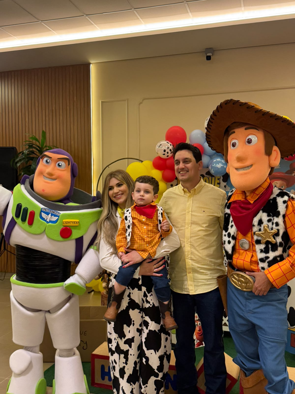 Personagens de Toy Story com convidados